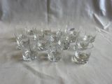 un grand nombre de verres posés sur une table