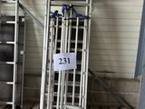 un chariot sur lequel est accrochée une pancarte, dans une pièce
