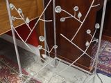 une table en verre surmontée d'un piètement en métal
