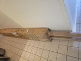 un grand morceau de carton posé par terre à côté d'une chaise
