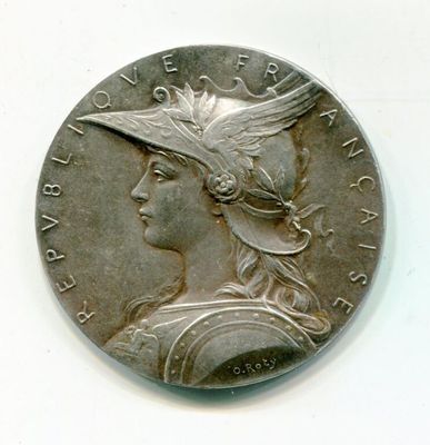 pièce d'argent représentant la tête d'une femme coiffée d'un chapeau orné de plumes
