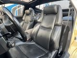 une photo de l'intérieur d'une voiture avec la portière ouverte