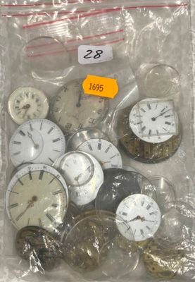 de nombreuses horloges différentes dans un sac posé sur la table