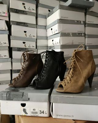 Trois paires de chaussures pour femmes sont posées sur une boîte dans un magasin