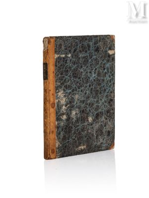 un vieux livre est posé sur une surface blanche avec un fond blanc