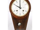 une vieille horloge en bois avec des chiffres romains sur fond blanc