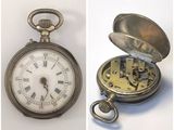 deux photos d'une montre de poche contenant une horloge