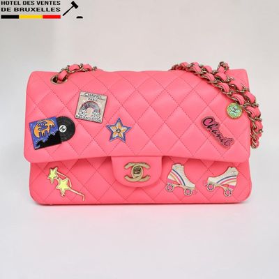 sac à main rose matelassé, orné de patchs et muni d'une chaîne