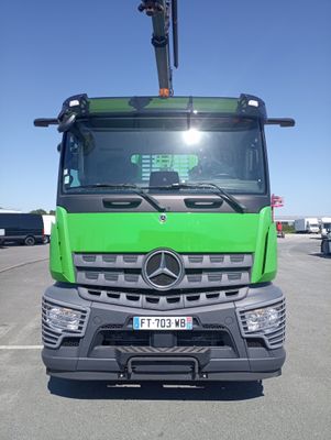un camion vert garé sur le parking