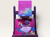 une chaise violette ornée d'une peinture, posée sur une surface blanche