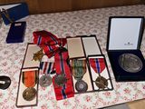 une table sur laquelle sont posées de nombreuses médailles et d'autres objets