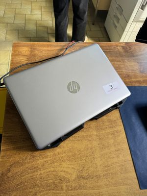 un ordinateur portable posé sur une table dans la cuisine