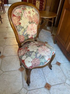 a chair that is sitting in the middle of a room