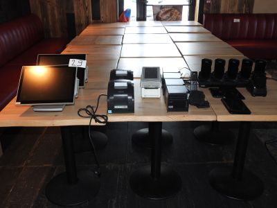 une longue table sur laquelle sont posés tout un tas d'appareils électroniques