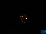 un diamant rouge dans l'obscurité, sur fond noir