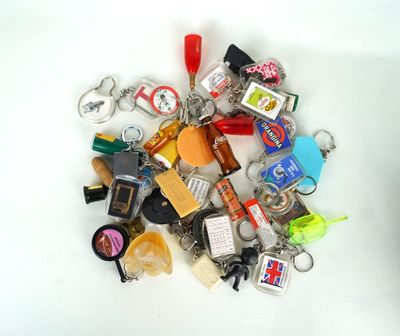 un tas de porte-clés de toutes sortes posés sur une surface blanche