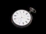 une montre de poche en argent avec des chiffres romains