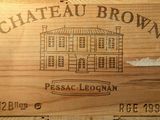 une boîte en bois sur laquelle est accrochée une pancarte indiquant « Château Brown »