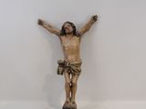 une statue de Jésus sur la croix dans une pièce blanche