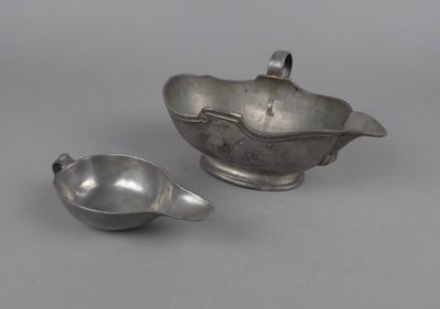 deux couverts posés sur une table