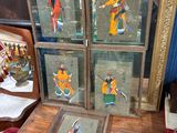 quatre photos encadrées posées sur une table en bois avec un miroir