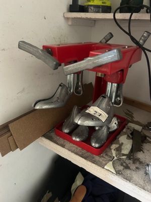 une boîte à outils rouge contenant des outils, posée sur une étagère