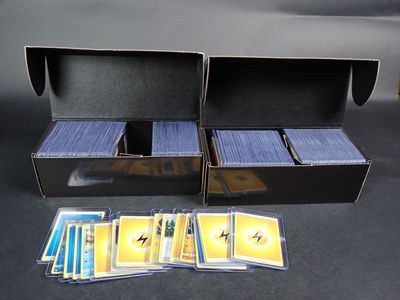 beaucoup de cartes dans une boîte noire posée sur une table