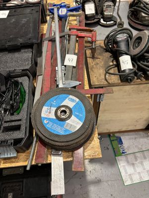 un grand nombre d'outils posés sur une table