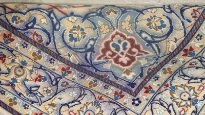 un gros plan sur un tapis orné d'un motif floral