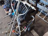 de nombreux tuyaux posés sur un support dans un garage