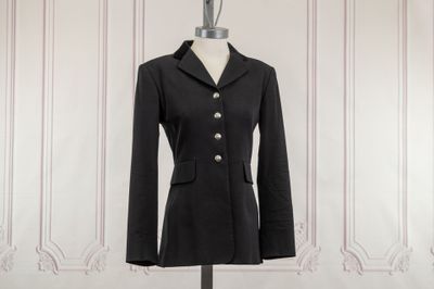 une image d'un manteau de femme sur un mannequin
