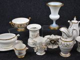 de nombreuses pièces de porcelaine différentes sur la table