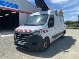 une camionnette blanche garée devant un bâtiment