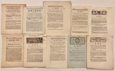six pages tirées de vieux livres sont empilées les unes sur les autres