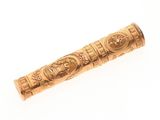 une image représentant une pipe en or ornée d'un motif