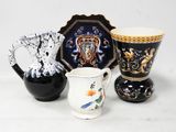 quatre types de vases différents posés sur une table