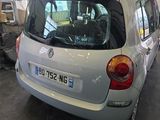 une petite voiture garée dans un garage