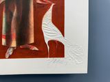un tableau représentant une femme et un oiseau accroché au mur