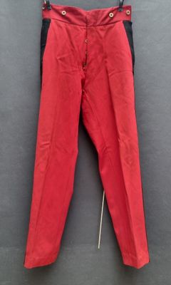 une photo d'un pantalon rouge suspendu à un cintre