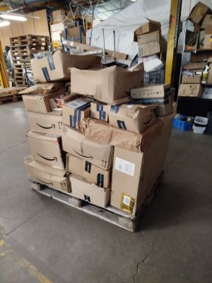 boîtes empilées dans un entrepôt