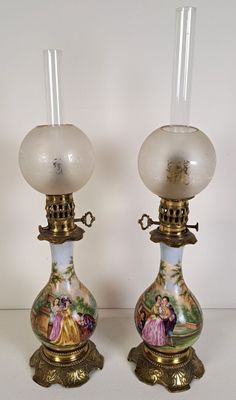paire de lampes à huile anciennes avec des abat-jours en verre peints à la main