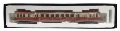 un wagon rouge et beige dans une boîte transparente sur fond blanc