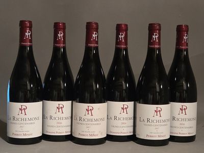 six bouteilles de vin rouge sont alignées sur une table