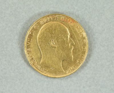 Gros plan sur une pièce d'or portant une tête d'homme