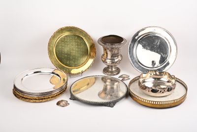 beaucoup d'objets en argent et en or sur la table