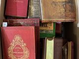 une boîte remplie de livres posés sur le sol