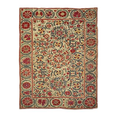 un tapis ancien avec un motif floral sur fond blanc