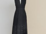 le dos d'une robe noire posée sur un présentoir à mannequin