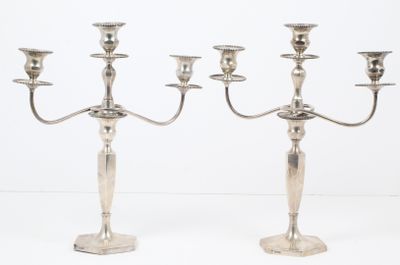 PAIRE DE CANDÉLABRES EN ARGENT ANGLAIS, aux 800 millièmes à …