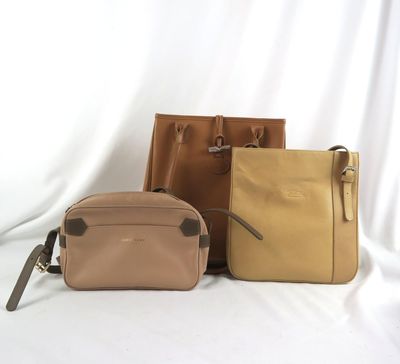 trois sacs en cuir posés sur une surface blanche